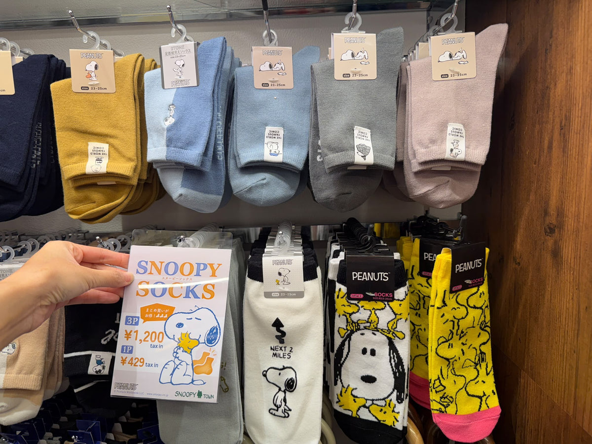 Snoopy 右上角紅色 黃色同埋粉紅色襪Frances